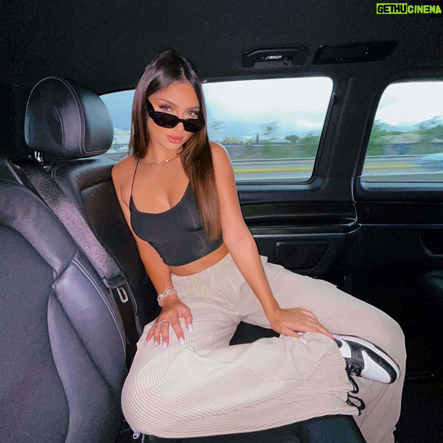 Clarysse Pereira - 22.5K Likes - Vous préférez pose 1 ou 2 ? 🧐😎
Bon week-end mes choupi 🖤