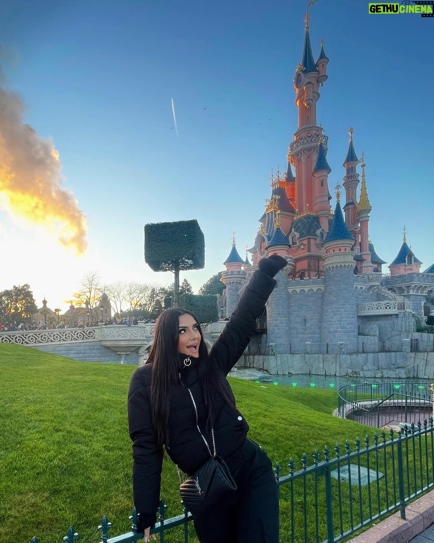 Clarysse Pereira - 39.4K Likes - J’ai passé une journée magique à Disney ✨
Incroyable de redevenir une enfant le temps d’une journée 🫶🏼👧🏻
Moi mon Disney préféré c’est TOY STORY 🤠 et vous ? 💕