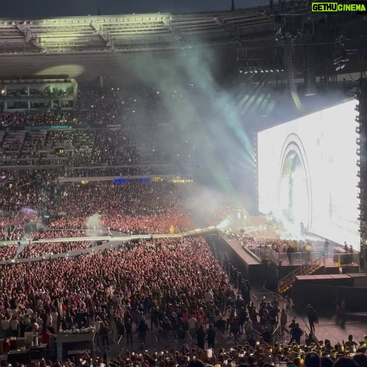 Clarysse Pereira - 28.6K Likes - ✨ Last night ✨
GUYZZZZZ j’ai été au concert de Beyonce svp 😭
Je partage avec vous l’une des meilleures soirées de ma vie 🫶🏼
Je suis trop chanceuse et reconnaissante d’avoir pu assister a ce show INCROYABLE !
J’étais éblouie du début à la fin, vraiment j’ai compris la définition du mot DIVA 🎤
Bravo la reine 👑