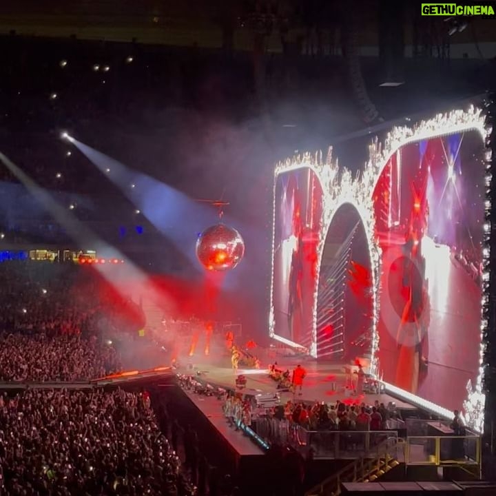 Clarysse Pereira - 28.6K Likes - ✨ Last night ✨
GUYZZZZZ j’ai été au concert de Beyonce svp 😭
Je partage avec vous l’une des meilleures soirées de ma vie 🫶🏼
Je suis trop chanceuse et reconnaissante d’avoir pu assister a ce show INCROYABLE !
J’étais éblouie du début à la fin, vraiment j’ai compris la définition du mot DIVA 🎤
Bravo la reine 👑