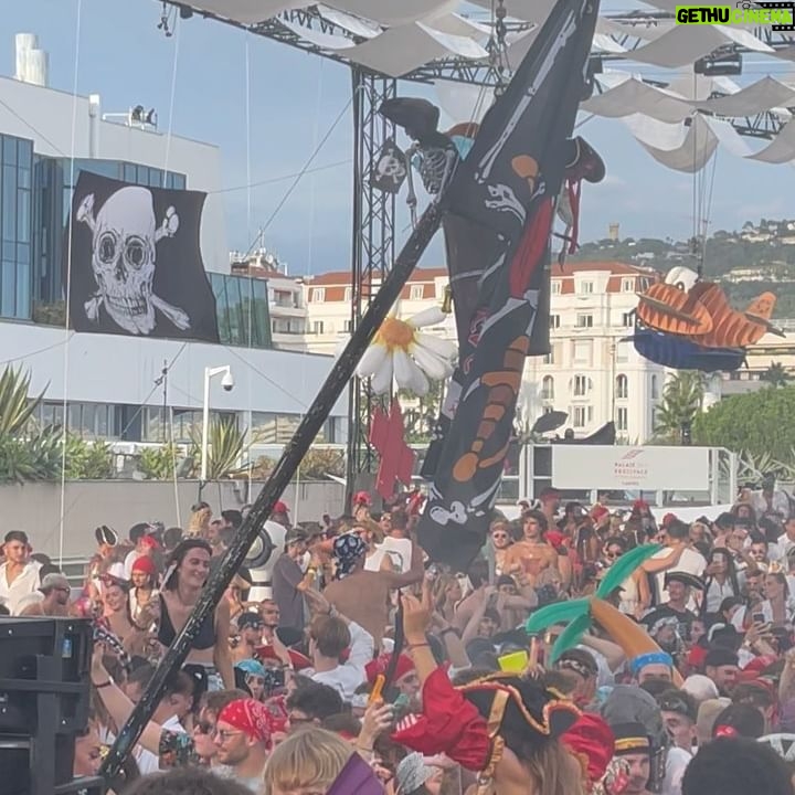Clarysse Pereira - 23.5K Likes - Soirée de folie 🏴☠️❤️
J’ai trop aimé être une pirate le temps d’un soir 😂☠️🗡🖤