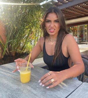 Clarysse Pereira Instagram - Je suis siiii heureuse ici 🇵🇹❤️ 

la 3e photo pardon fallait que j’vous la partage j’vous jure c’était le jus le plus mauvais qu’il m’ai été donné de goûter au cours de mes 25 ans de carrière 😖
