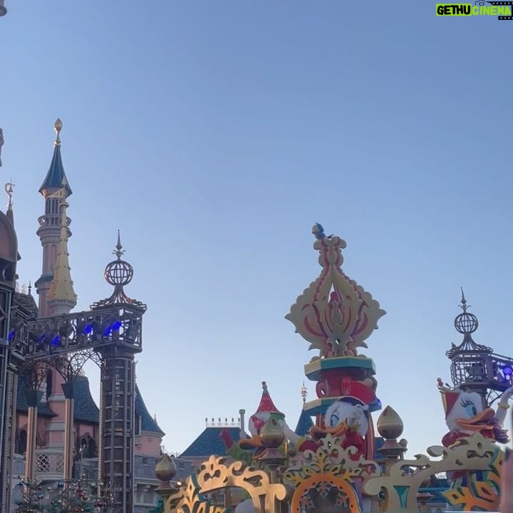 Clarysse Pereira - 39.4K Likes - J’ai passé une journée magique à Disney ✨
Incroyable de redevenir une enfant le temps d’une journée 🫶🏼👧🏻
Moi mon Disney préféré c’est TOY STORY 🤠 et vous ? 💕