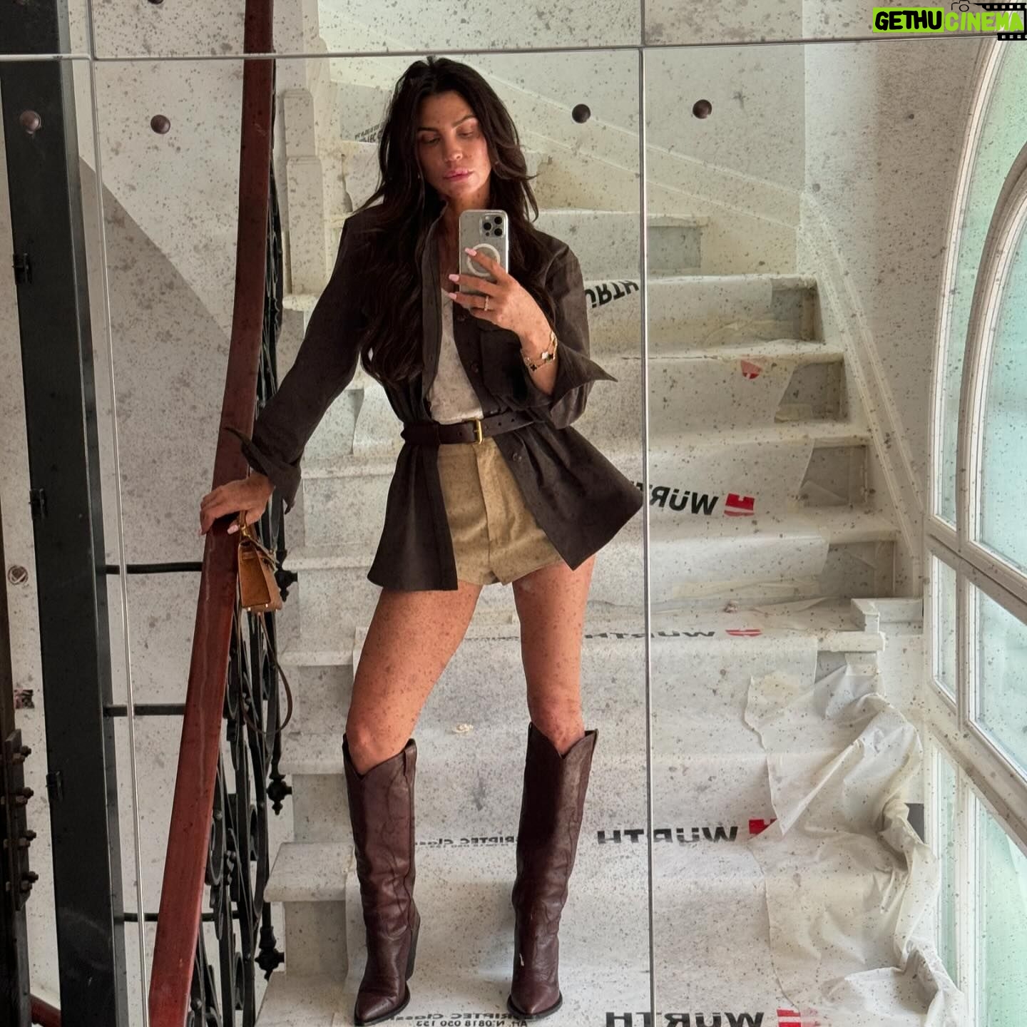 Claudia Galanti - 3.7K Likes - You are my sun, my moon, and all my stars.” - ... ❤️ Buongiorno a tutti mi siete mancati ! Vi auguro un buon weekend con tanto amore pace e serenità .. baci 💋 love ❤️ ☀️ ❤️❤️❤️❤️