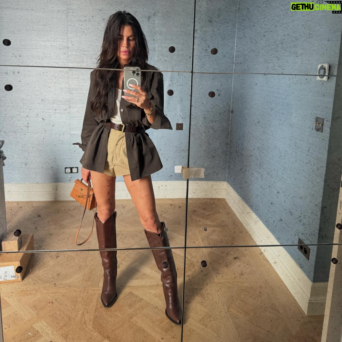 Claudia Galanti - 3.7K Likes - You are my sun, my moon, and all my stars.” - ... ❤️ Buongiorno a tutti mi siete mancati ! Vi auguro un buon weekend con tanto amore pace e serenità .. baci 💋 love ❤️ ☀️ ❤️❤️❤️❤️