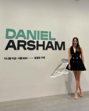 Claudia Kim Instagram - celebrating Moët & Chandon’s Collection Impériale Création N°1 along with a very special limited edition collaboration piece with Daniel Arsham. 

모엣샹동 x 다니엘 아샴의 특별한 콜라보 작품. 그리고 새롭게 출시된 프리미엄 샴페인, 7.24까지 계속되는 팝업에서 만나보세요. Cheers 🥂

@moetchandon @danielarsham #lottemuseum 
#모엣샹동 #다니엘아샴