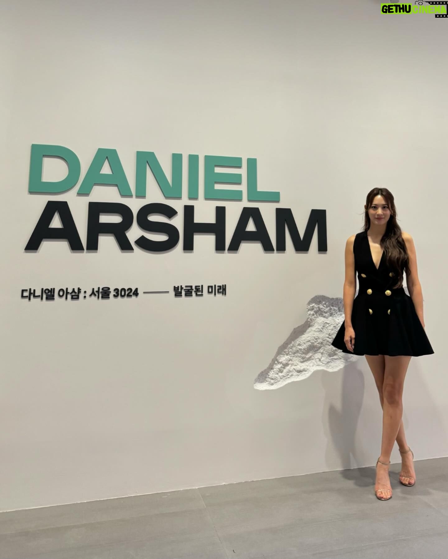 Claudia Kim - 49.1K Likes - celebrating Moët & Chandon’s Collection Impériale Création N°1 along with a very special limited edition collaboration piece with Daniel Arsham.
모엣샹동 x 다니엘 아샴의 특별한 콜라보 작품. 그리고 새롭게 출시된 프리미엄 샴페인, 7.24까지 계속되는 팝업에서 만나보세요. Cheers 🥂
@moetchandon @danielarsham #lottemuseum
#모엣샹동 #다니엘아샴