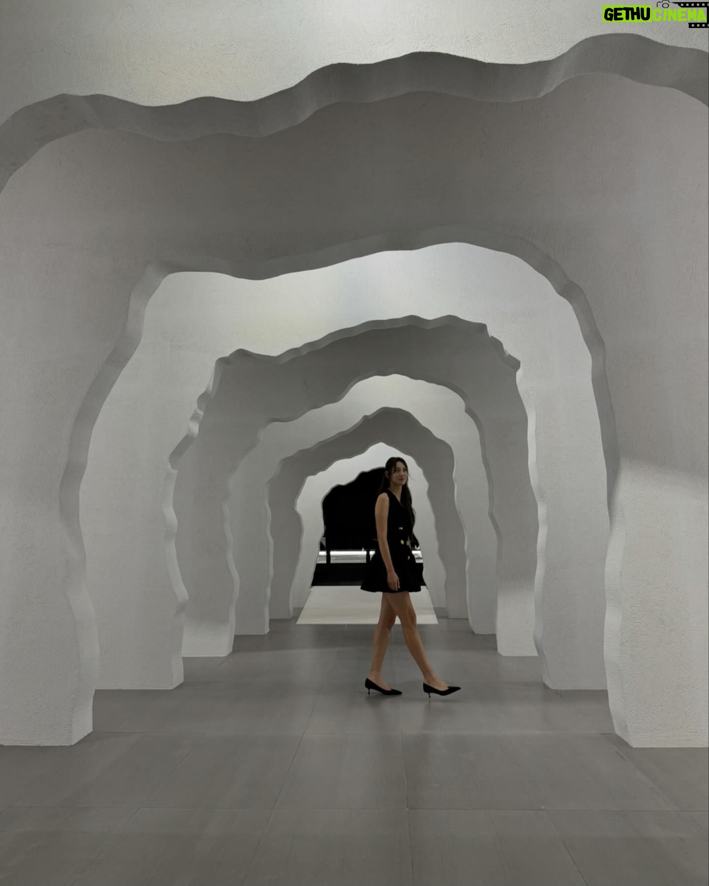 Claudia Kim - 49.1K Likes - celebrating Moët & Chandon’s Collection Impériale Création N°1 along with a very special limited edition collaboration piece with Daniel Arsham.
모엣샹동 x 다니엘 아샴의 특별한 콜라보 작품. 그리고 새롭게 출시된 프리미엄 샴페인, 7.24까지 계속되는 팝업에서 만나보세요. Cheers 🥂
@moetchandon @danielarsham #lottemuseum
#모엣샹동 #다니엘아샴
