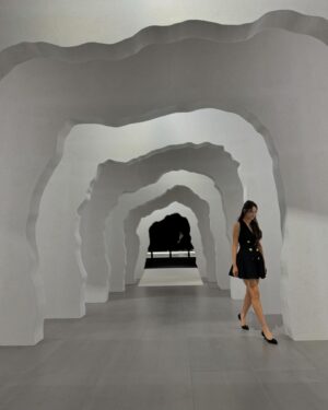 Claudia Kim Instagram - celebrating Moët & Chandon’s Collection Impériale Création N°1 along with a very special limited edition collaboration piece with Daniel Arsham. 

모엣샹동 x 다니엘 아샴의 특별한 콜라보 작품. 그리고 새롭게 출시된 프리미엄 샴페인, 7.24까지 계속되는 팝업에서 만나보세요. Cheers 🥂

@moetchandon @danielarsham #lottemuseum 
#모엣샹동 #다니엘아샴