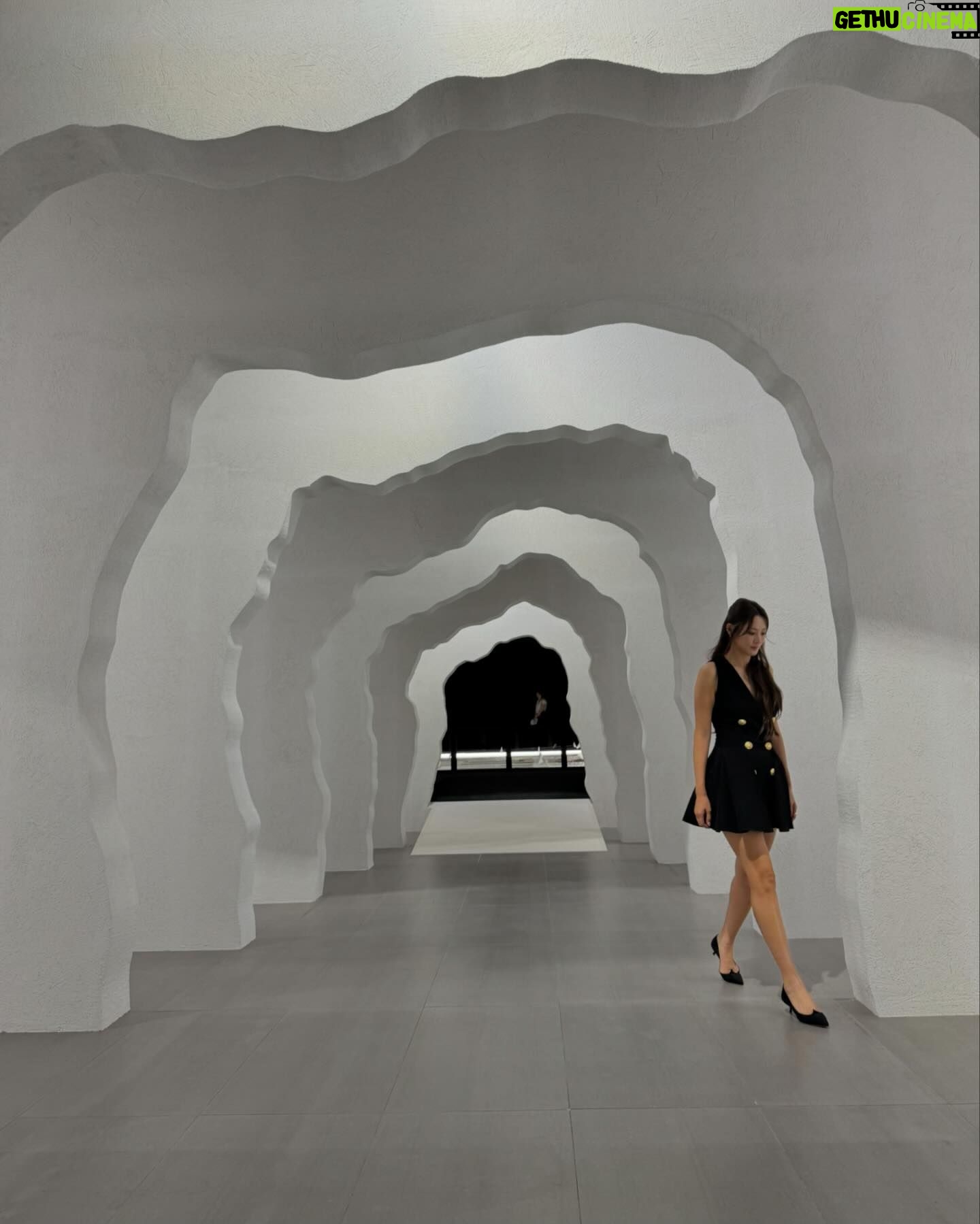 Claudia Kim - 49.1K Likes - celebrating Moët & Chandon’s Collection Impériale Création N°1 along with a very special limited edition collaboration piece with Daniel Arsham.
모엣샹동 x 다니엘 아샴의 특별한 콜라보 작품. 그리고 새롭게 출시된 프리미엄 샴페인, 7.24까지 계속되는 팝업에서 만나보세요. Cheers 🥂
@moetchandon @danielarsham #lottemuseum
#모엣샹동 #다니엘아샴