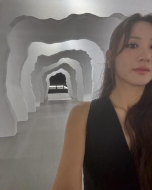Claudia Kim Instagram - celebrating Moët & Chandon’s Collection Impériale Création N°1 along with a very special limited edition collaboration piece with Daniel Arsham. 

모엣샹동 x 다니엘 아샴의 특별한 콜라보 작품. 그리고 새롭게 출시된 프리미엄 샴페인, 7.24까지 계속되는 팝업에서 만나보세요. Cheers 🥂

@moetchandon @danielarsham #lottemuseum 
#모엣샹동 #다니엘아샴