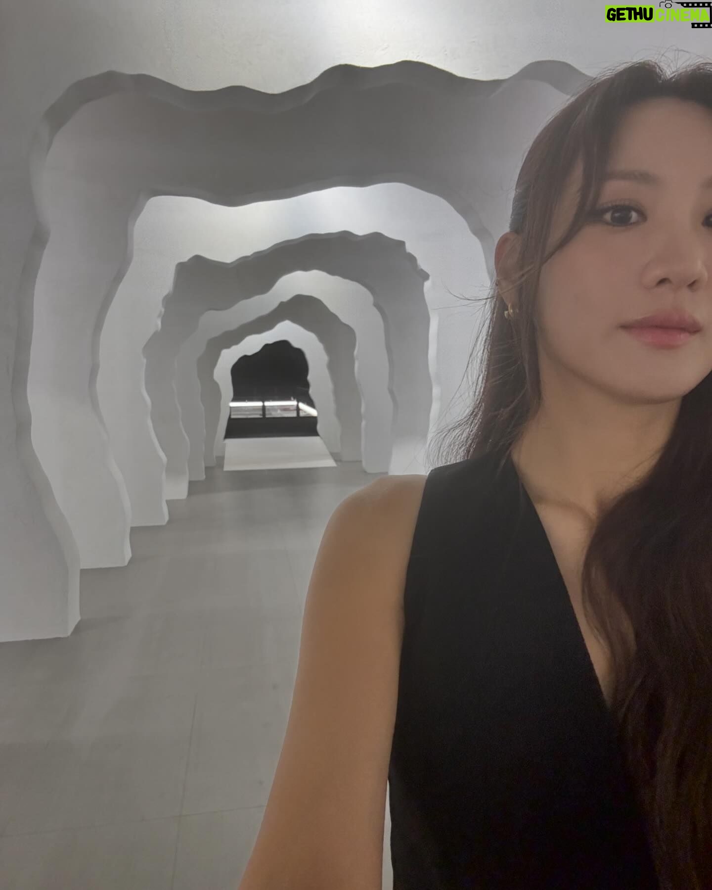 Claudia Kim - 49.1K Likes - celebrating Moët & Chandon’s Collection Impériale Création N°1 along with a very special limited edition collaboration piece with Daniel Arsham.
모엣샹동 x 다니엘 아샴의 특별한 콜라보 작품. 그리고 새롭게 출시된 프리미엄 샴페인, 7.24까지 계속되는 팝업에서 만나보세요. Cheers 🥂
@moetchandon @danielarsham #lottemuseum
#모엣샹동 #다니엘아샴