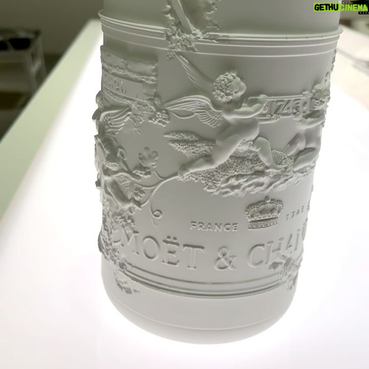 Claudia Kim - 49.1K Likes - celebrating Moët & Chandon’s Collection Impériale Création N°1 along with a very special limited edition collaboration piece with Daniel Arsham.
모엣샹동 x 다니엘 아샴의 특별한 콜라보 작품. 그리고 새롭게 출시된 프리미엄 샴페인, 7.24까지 계속되는 팝업에서 만나보세요. Cheers 🥂
@moetchandon @danielarsham #lottemuseum
#모엣샹동 #다니엘아샴