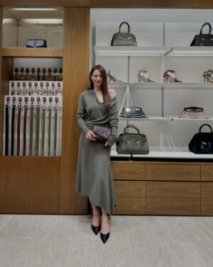 Claudia Kim Instagram - Thanks for having me @ferragamo 🤍
1920년대 자유를 모티브로한 페라가모 24FW 컬렉션. 

#광고 #페라가모 #FerragamoFW24