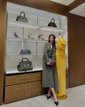 Claudia Kim Instagram - Thanks for having me @ferragamo 🤍
1920년대 자유를 모티브로한 페라가모 24FW 컬렉션. 

#광고 #페라가모 #FerragamoFW24