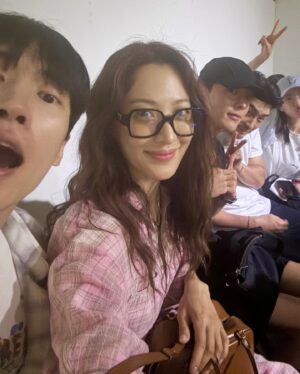 Claudia Kim Instagram - aPARTMOMENT✨
6월30일까지 하는 신선하고, 유쾌한 아벨 공연 꼭 보러가보세요 :) 

#아파트모먼트