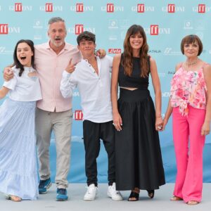 Claudia Pandolfi Instagram - Una giornata di abbracci e emozioni a #Giffoni54 con @samuelecarrinoofficial, @saraciocca_official, @missipanda, lo sceneggiatore e produttore @robproia e Teresa Manes 🩷 

Il Ragazzo Dai Pantaloni Rosa, prossimamente solo al cinema.

#IlRagazzoDaiPantaloniRosa #PantaloniRosaIlFilm