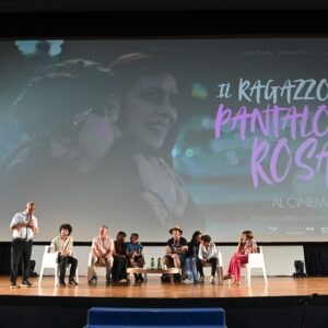 Claudia Pandolfi Instagram - Una giornata di abbracci e emozioni a #Giffoni54 con @samuelecarrinoofficial, @saraciocca_official, @missipanda, lo sceneggiatore e produttore @robproia e Teresa Manes 🩷 

Il Ragazzo Dai Pantaloni Rosa, prossimamente solo al cinema.

#IlRagazzoDaiPantaloniRosa #PantaloniRosaIlFilm