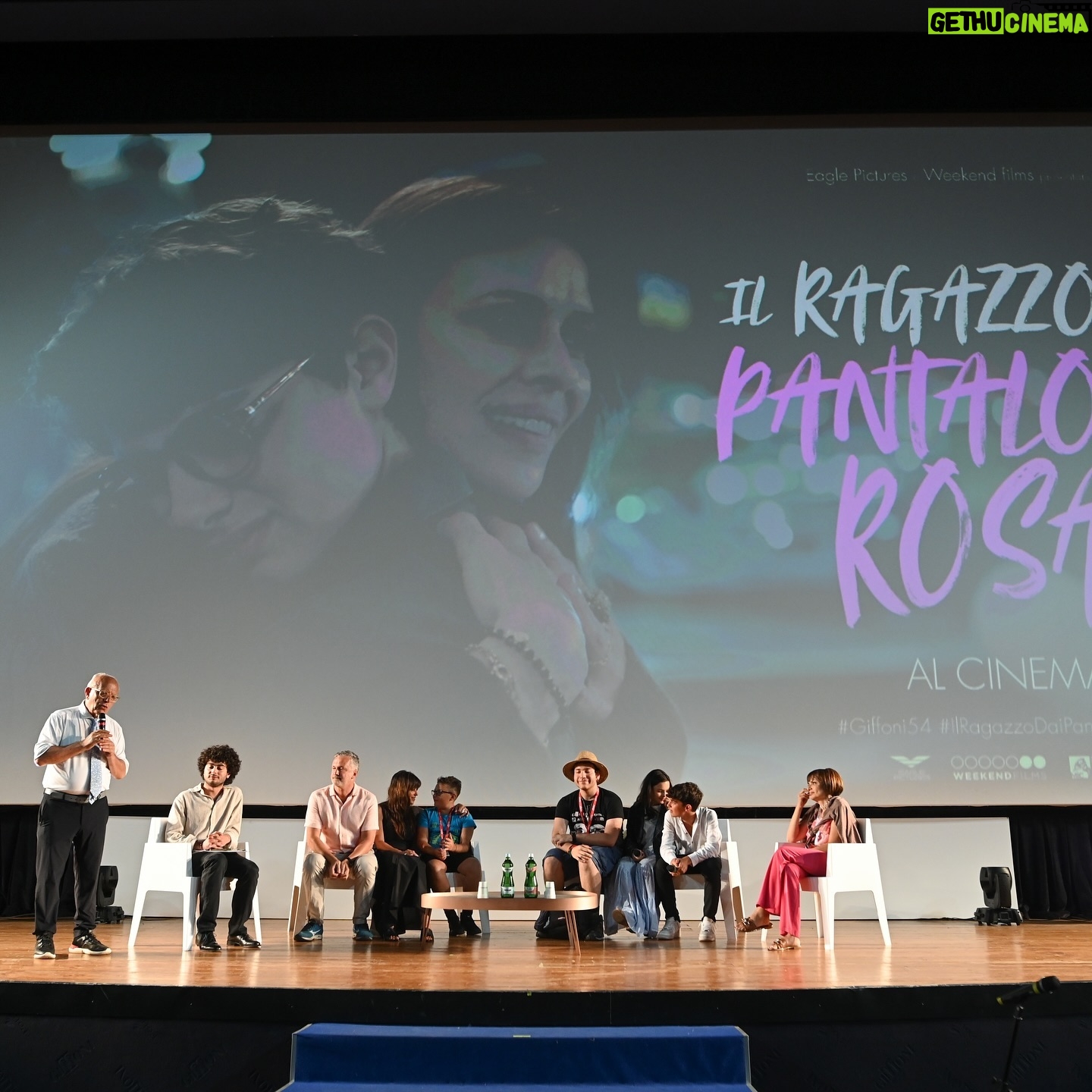 Claudia Pandolfi - 10K Likes - Una giornata di abbracci e emozioni a #Giffoni54 con @samuelecarrinoofficial, @saraciocca_official, @missipanda, lo sceneggiatore e produttore @robproia e Teresa Manes 🩷
Il Ragazzo Dai Pantaloni Rosa, prossimamente solo al cinema.
#IlRagazzoDaiPantaloniRosa #PantaloniRosaIlFilm