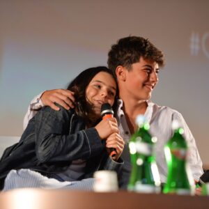 Claudia Pandolfi Instagram - Una giornata di abbracci e emozioni a #Giffoni54 con @samuelecarrinoofficial, @saraciocca_official, @missipanda, lo sceneggiatore e produttore @robproia e Teresa Manes 🩷 

Il Ragazzo Dai Pantaloni Rosa, prossimamente solo al cinema.

#IlRagazzoDaiPantaloniRosa #PantaloniRosaIlFilm