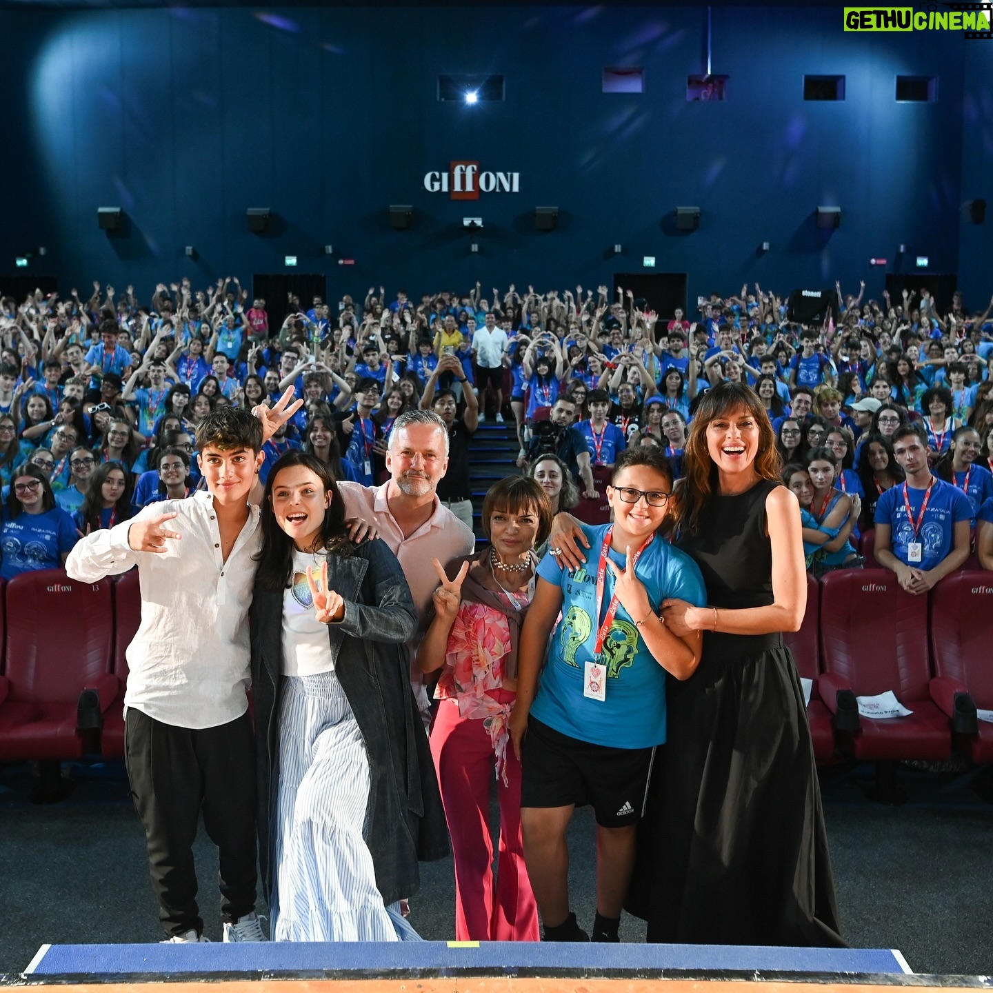 Claudia Pandolfi - 10K Likes - Una giornata di abbracci e emozioni a #Giffoni54 con @samuelecarrinoofficial, @saraciocca_official, @missipanda, lo sceneggiatore e produttore @robproia e Teresa Manes 🩷
Il Ragazzo Dai Pantaloni Rosa, prossimamente solo al cinema.
#IlRagazzoDaiPantaloniRosa #PantaloniRosaIlFilm