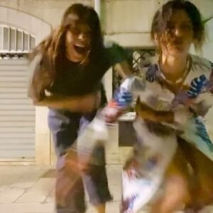 Claudia Pandolfi Instagram - Come ci si diverte a Ceglie.
Vercelli. 
Agrigento.
Fate voi.
@giuliabevi