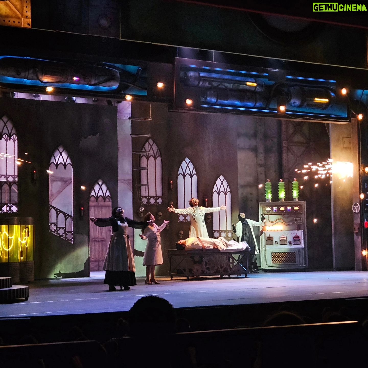 Claudio Galvan - 214 Likes - 🧟♂️🧠 JOVEM FRANKENSTEIN
Hoje inicio a penúltima semana de @ojovemfrankenstein!
Registros da última sessão da semana passada interpretando Frederick Frankenstein! 🎭🌟
Se você ainda não visitou a Transilvânia ou quer voltar, vai só até dia 10 de março! 😱
De quinta a domingo (1ª sessão) faço o personagem Ermitão e na segunda sessão do domingo o protagonista Frederick Frankenstein! 😉
Esperamos vocês! 😉
📸 @gabibueno.p