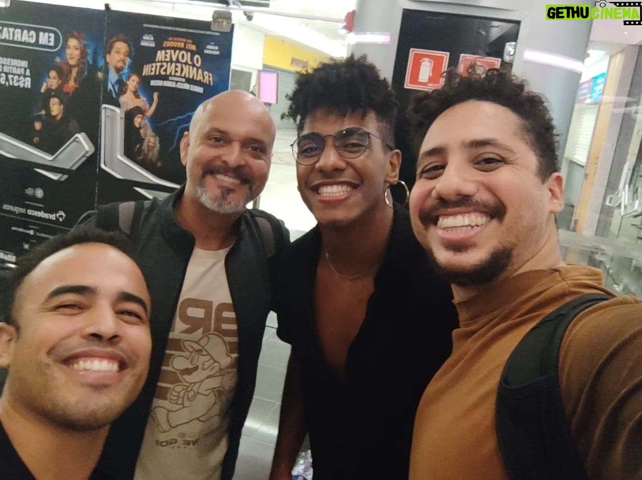 Claudio Galvan - 246 Likes - 🧟♂️🧠 O JOVEM FRANKENSTEIN
Hoje a Transilvânia recebeu também a visita da Savana! @jose.diaaz_ e @thalescesarofc são os Simbas da nova montagem de "O Rei Leão", da @t4fmusicais, a qual tive o prazer de interpretar o Zazu na primeira montagem, em 2013/2014!