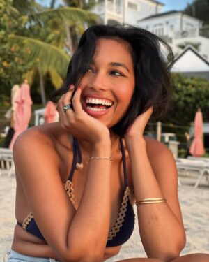 Clémence Botino Instagram - Happy girl from Guadeloupe 🫶🏽🦚
Photo @lou.bjectif par ma @louette_fr_ 🧡