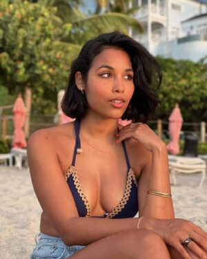 Clémence Botino Instagram - Happy girl from Guadeloupe 🫶🏽🦚
Photo @lou.bjectif par ma @louette_fr_ 🧡