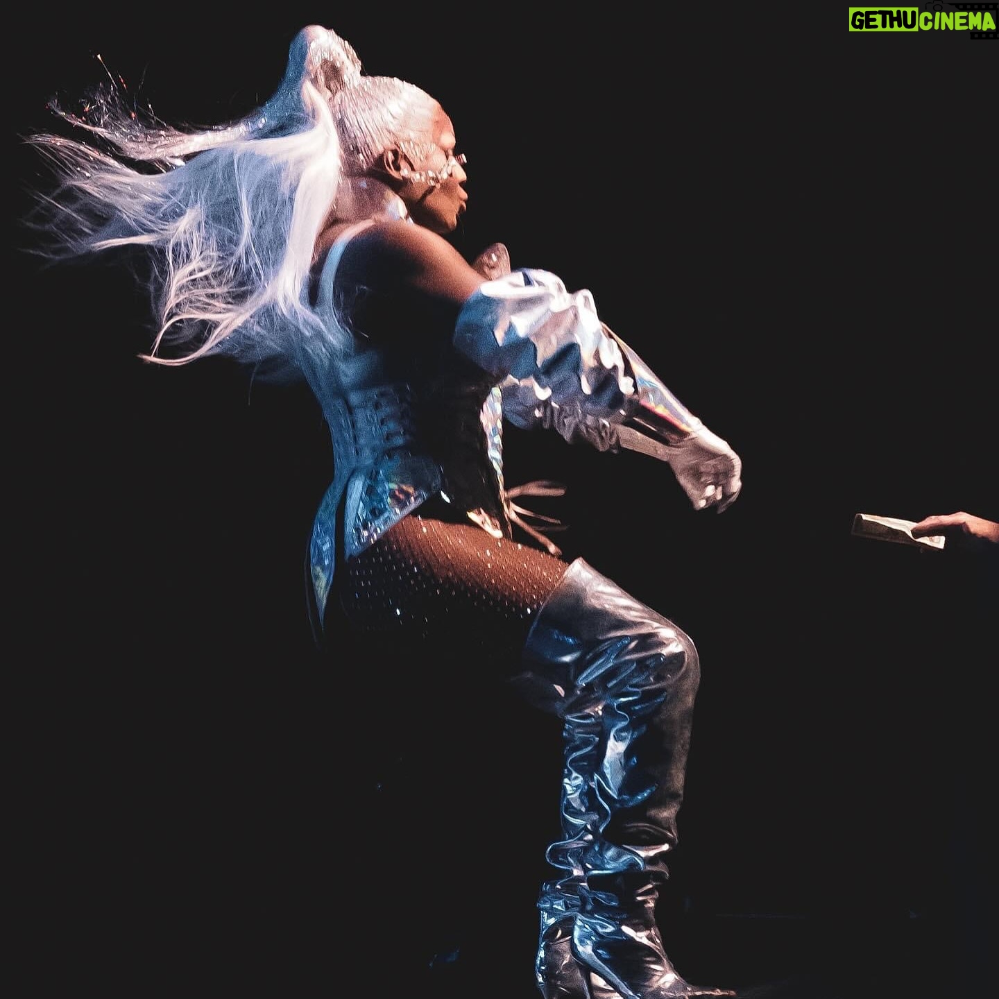Coco Montrese - 289 Likes -