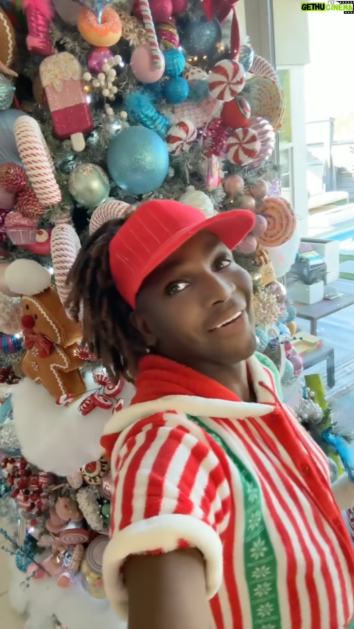 Coco Montrese - 685 Likes -