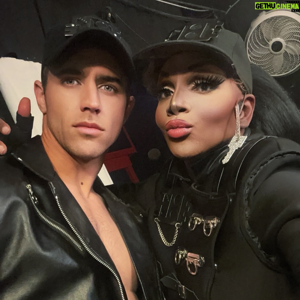Coco Montrese - 343 Likes -