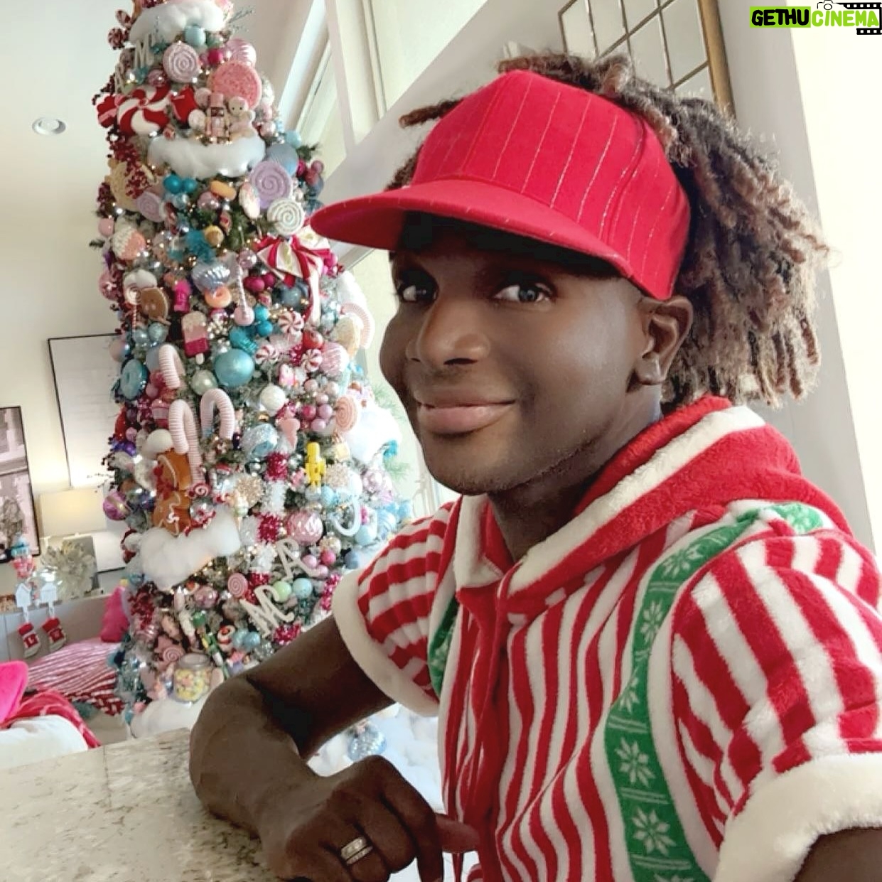 Coco Montrese - 565 Likes -