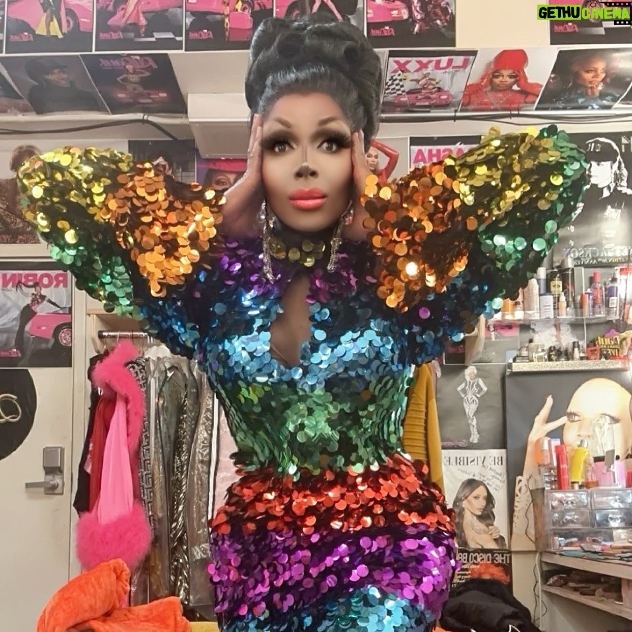 Coco Montrese - 559 Likes -