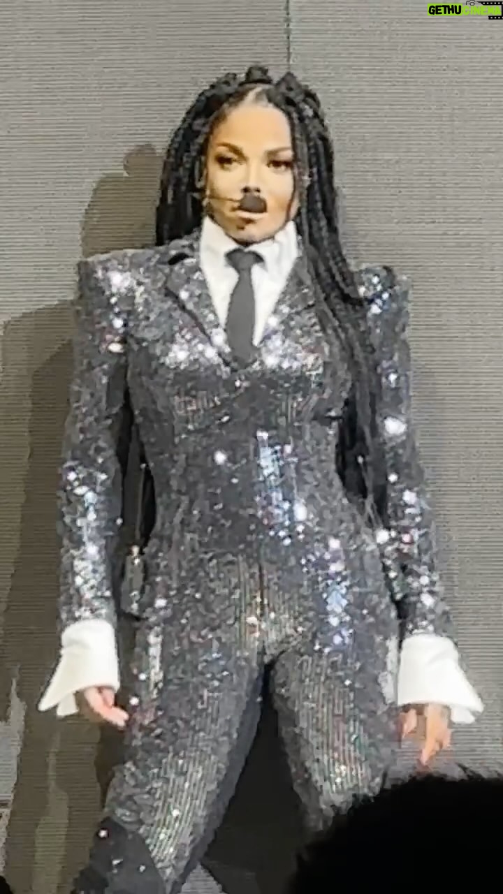 Coco Montrese - 288 Likes -