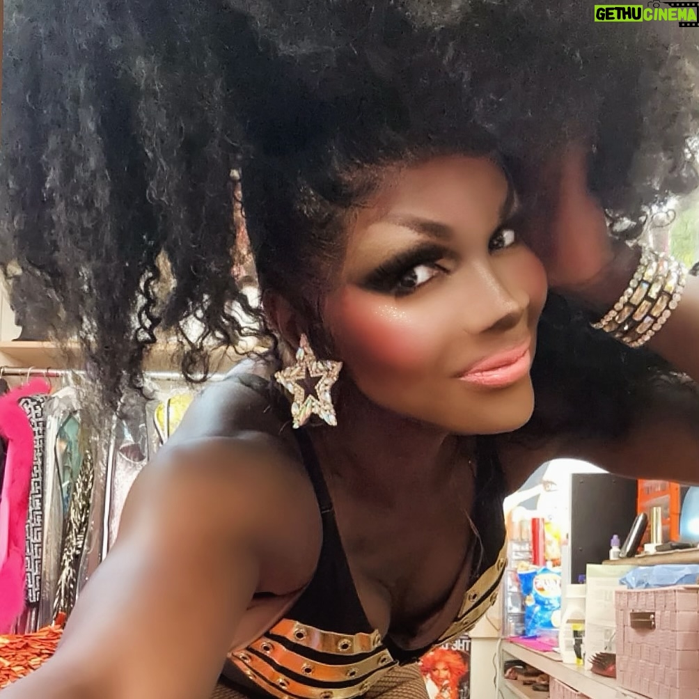 Coco Montrese - 313 Likes -