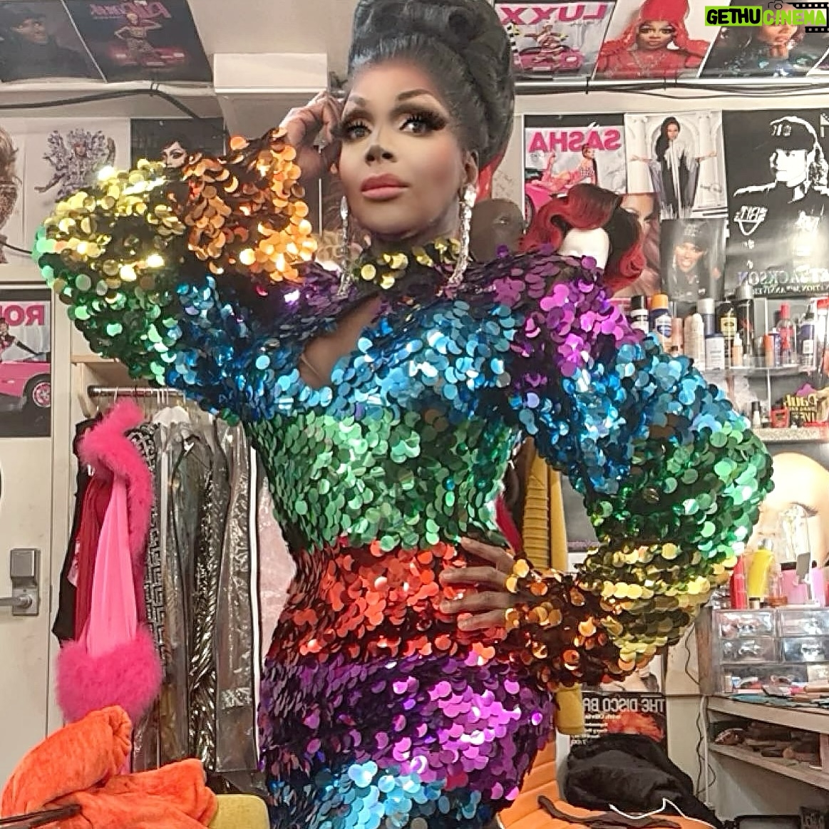 Coco Montrese - 291 Likes -