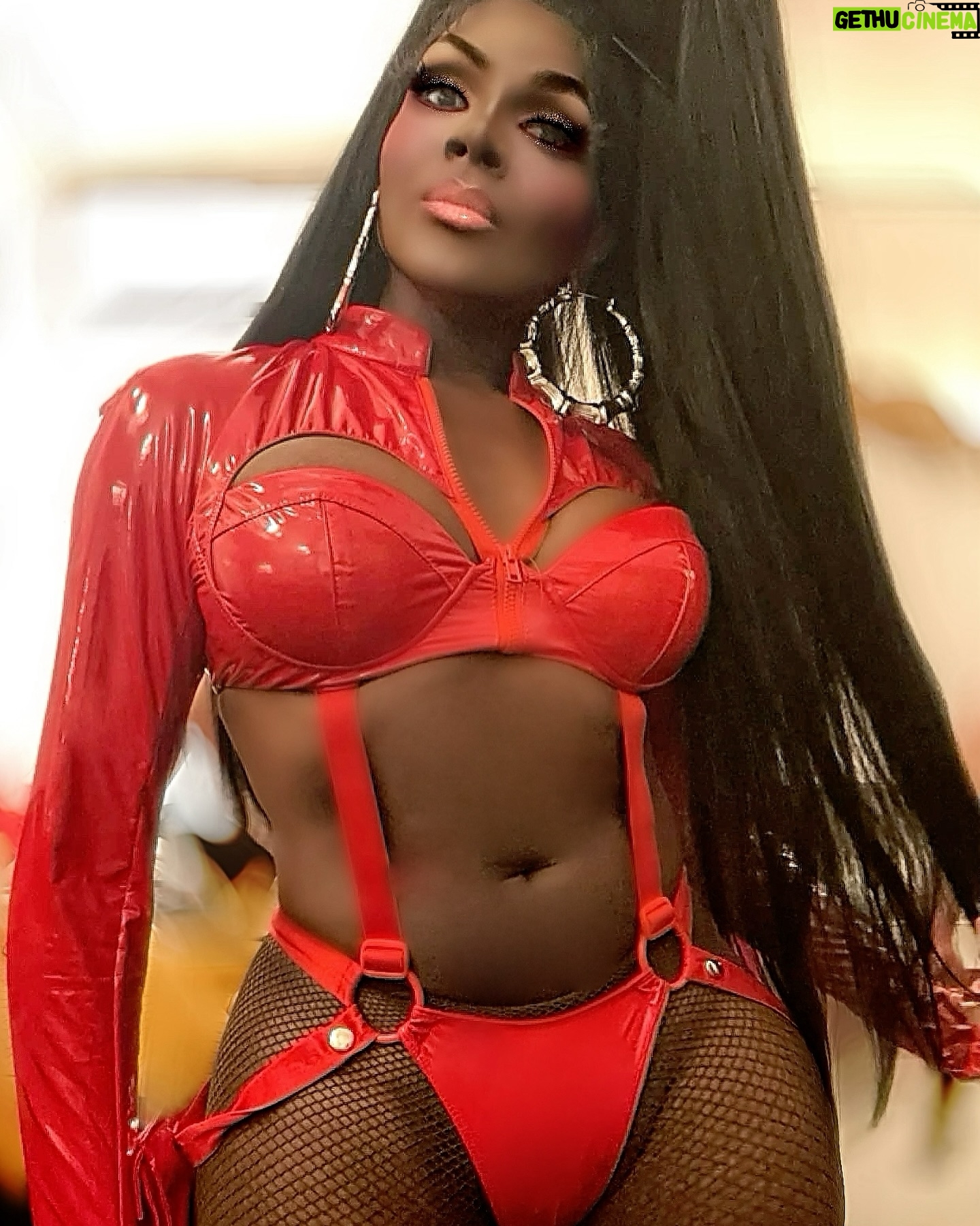 Coco Montrese - 719 Likes -