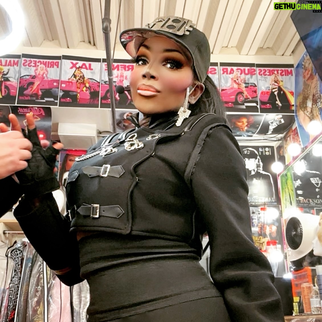 Coco Montrese - 337 Likes -