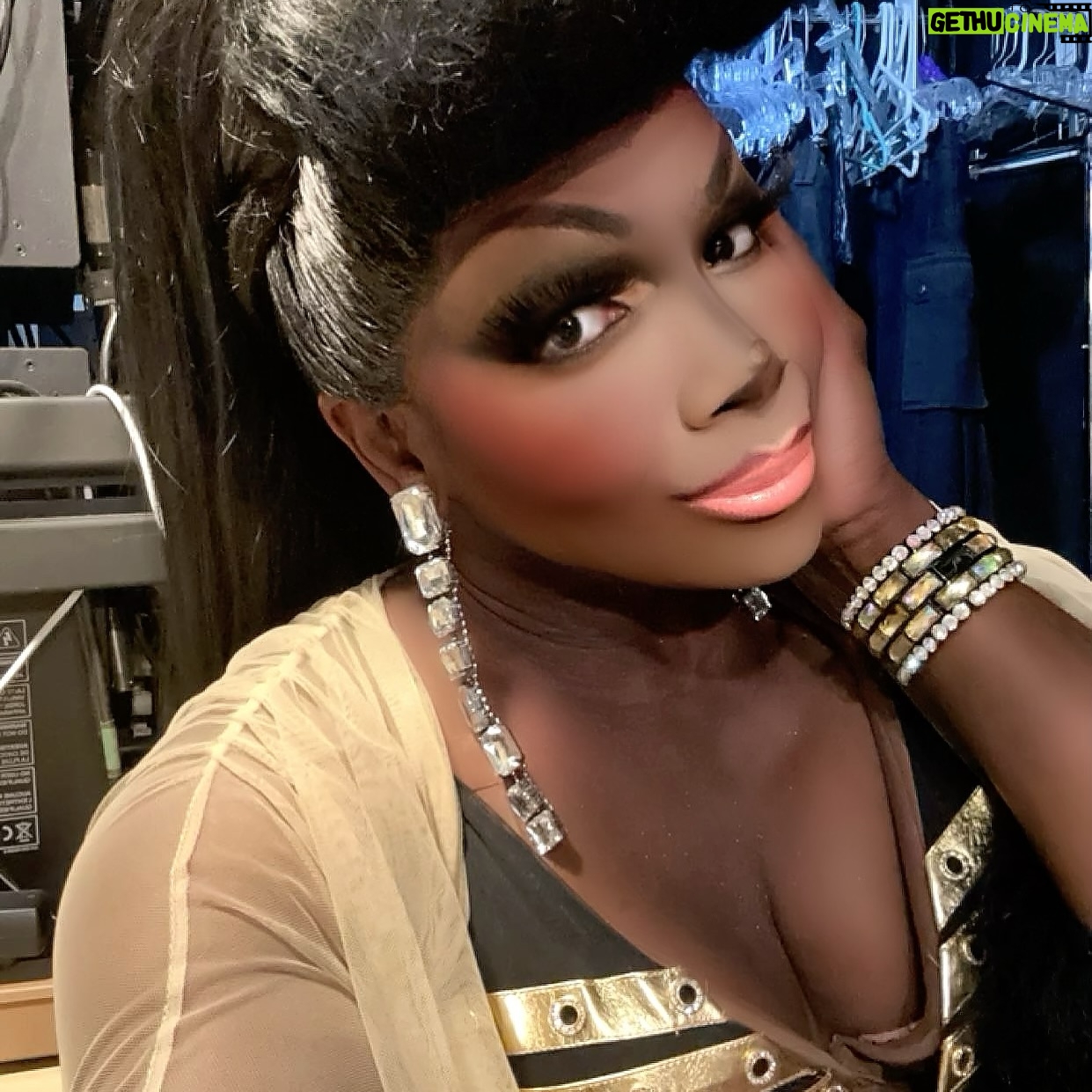 Coco Montrese - 611 Likes -