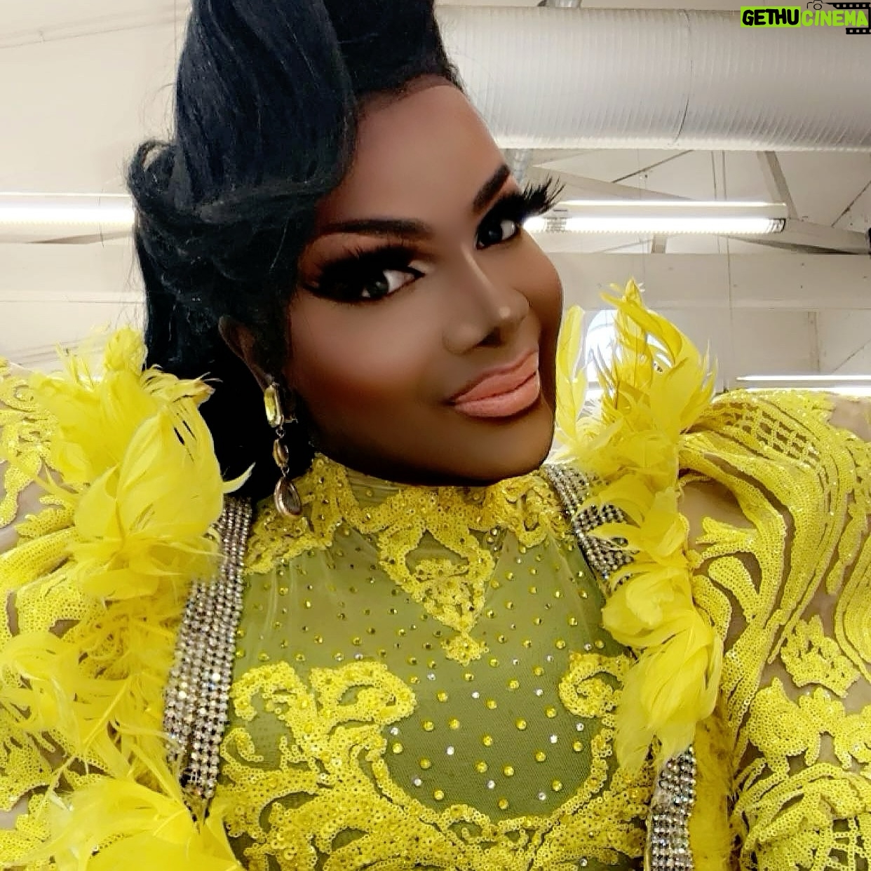 Coco Montrese - 453 Likes -