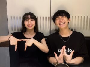 Cocomi Instagram - 親友の演奏を聴きに大阪へ。💯🔥
楽しい日帰り旅行でした‼️写真は「岡山」を手で作ってるのと、その過程です。（あと何故か真顔も。）
・
本当に素晴らしい演奏でしたので皆様も是非。岡山シンフォニーホールで8/29にツアーで回るらしい、私のかわりに皆さん行ってきて下さい〜‼️
@masayakamei.pf