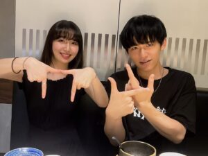 Cocomi Instagram - 親友の演奏を聴きに大阪へ。💯🔥
楽しい日帰り旅行でした‼️写真は「岡山」を手で作ってるのと、その過程です。（あと何故か真顔も。）
・
本当に素晴らしい演奏でしたので皆様も是非。岡山シンフォニーホールで8/29にツアーで回るらしい、私のかわりに皆さん行ってきて下さい〜‼️
@masayakamei.pf