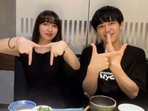 Cocomi Instagram - 親友の演奏を聴きに大阪へ。💯🔥
楽しい日帰り旅行でした‼️写真は「岡山」を手で作ってるのと、その過程です。（あと何故か真顔も。）
・
本当に素晴らしい演奏でしたので皆様も是非。岡山シンフォニーホールで8/29にツアーで回るらしい、私のかわりに皆さん行ってきて下さい〜‼️
@masayakamei.pf