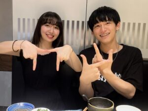 Cocomi Instagram - 親友の演奏を聴きに大阪へ。💯🔥
楽しい日帰り旅行でした‼️写真は「岡山」を手で作ってるのと、その過程です。（あと何故か真顔も。）
・
本当に素晴らしい演奏でしたので皆様も是非。岡山シンフォニーホールで8/29にツアーで回るらしい、私のかわりに皆さん行ってきて下さい〜‼️
@masayakamei.pf