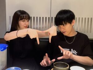 Cocomi Instagram - 親友の演奏を聴きに大阪へ。💯🔥
楽しい日帰り旅行でした‼️写真は「岡山」を手で作ってるのと、その過程です。（あと何故か真顔も。）
・
本当に素晴らしい演奏でしたので皆様も是非。岡山シンフォニーホールで8/29にツアーで回るらしい、私のかわりに皆さん行ってきて下さい〜‼️
@masayakamei.pf
