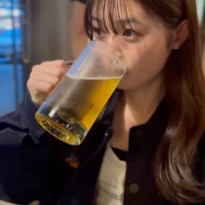 Cocoro Ebino Instagram - ビールってなんであんなに最初の一口美味しいの！？🍺
去年の夏ビール毎日飲んでたら10kg太ったので、しばらく我慢してビールを飲んでも月１にしたら、-7kg痩せましたあ🫡ビール恐るべし🍻
この日はその月1の1です☝️
#カナダ#居酒屋 #カナダ居酒屋 #ビール