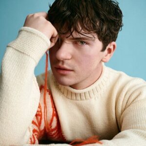 Colton Ryan Instagram - Thank u 2 @dujourmedia for this beautiful story and PICTURES 💃💃

Story: @mhmakesithappen
Photography: @monikalis_
Styling: @kalliebiersach
Hair: @madisonsullivanhair
Grooming: @sandy_nicha