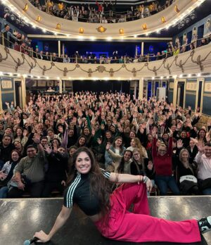 Connie Ballarini Instagram - CORDOBA ❤️🙌🏽
Que locura! 4 FUNCIONES EN 2 DÍAS… que fin de semana hermoso genteeeee, quede extasiada de tanta risa y anécdotas divertidas que me contaron…
Entre la que se enganchó en un tiroteo, el fletero y la del peaje me hicieron la noche 
Mucho cupido 💘 dos parejas por primera vez hicieron Match en las funciones … ese palco de la izq estaba cargadiiiisimo.  Enzo prometió ir contando cómo sigue todo ! 
Muy genial la madre sexy que todos estaban contra ella … y cómo olvidar la que rompió el 🍆, la que se encontró con una percha ahí abajo y el chongo q salio del closet en el trío ! 
Cuantas cosasssssss dios! Me voy acordando y lloro de risa … gracias x venir a jugar conmigo, por enseñarnos a hacer los nudos 🪢 para una noche Hot o para un campamento 😂 
Y el momento bricolage con la foto en el dild# fue ESPECTACULAR! 😂
Yo creo q además de fernet a partir de ahora van a tomar fresita 🤩 

Gracias x tanto ! 
Los amo y espero que nos encontremos prontito para volver reír a carcajadas como estos días. Gracias 

💕 Si estuviste en alguna de las funciones contame! Amo leerlos 👇🏽

Pd: nunca más van a poder ver un baile de folclore sin reírse recordando la anécdota de la chica bailando p calentar a su novio ! 

Pd: en la última foto no sé si soy La mona o Lili 😂